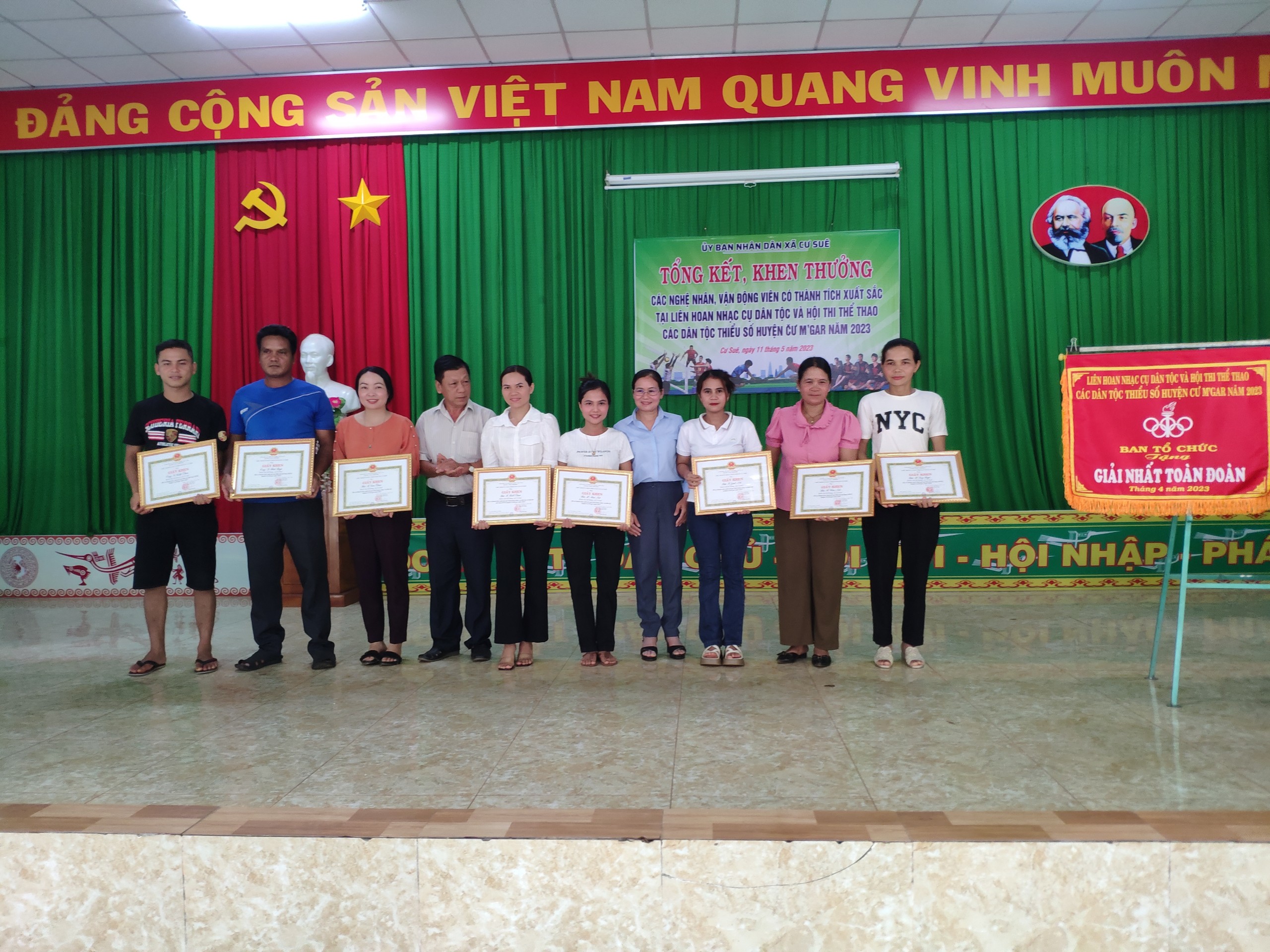 trao thuong lhncdt (3)